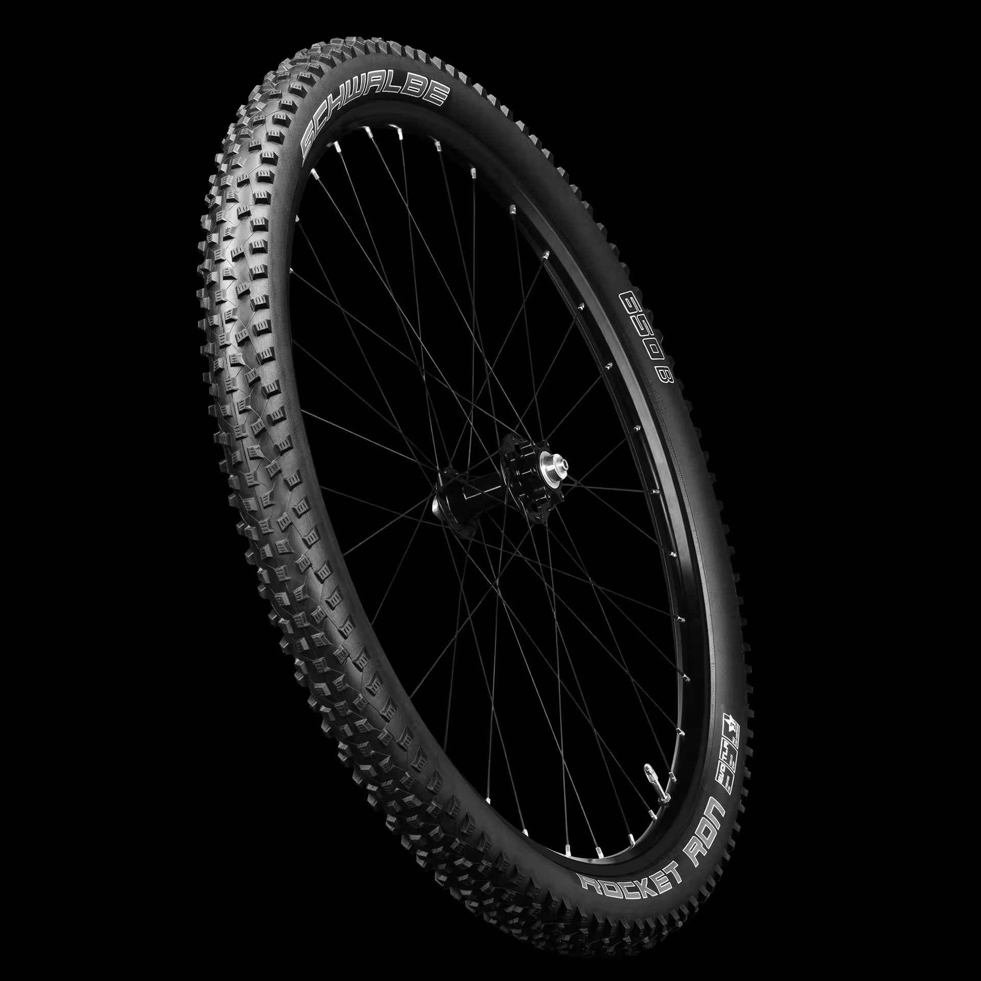 schwarzer Fahrradreifen auf schwarzem Grund