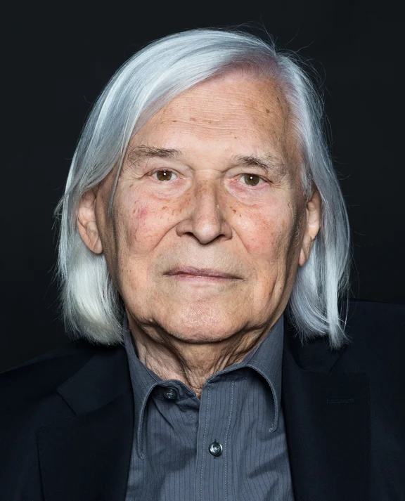 Portrait von einem älteren Mann mit weißen Haaren, mit Hemd