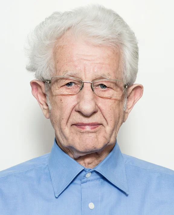 Portrait, älterer Mann mit weißen Haaren, Brille und blauem Hemd