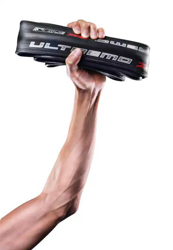 Hand mit Reifenmantel Schwalbe Ultremo