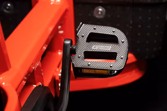 Nahaufnahme von einem Pedal an einem roten Fahrrad