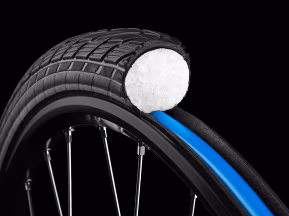 Nahaufnahme von einem aufgeschnittenen Fahrradreifen