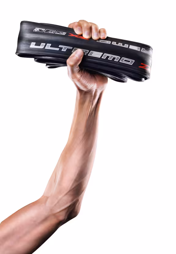 Hand mit Reifenmantel Schwalbe Ultremo