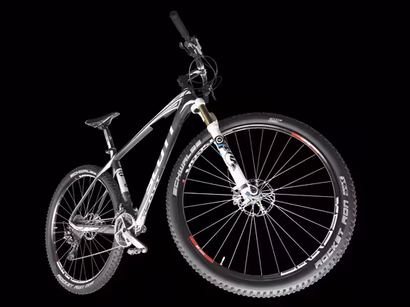 Mountainbike vor schwarzem Hintergrund