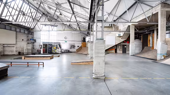 Skatepark in einer Industriehalle
