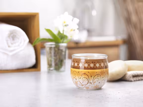 Kerze im Vordergrund, Badezimmer unscharf im Hintergrund