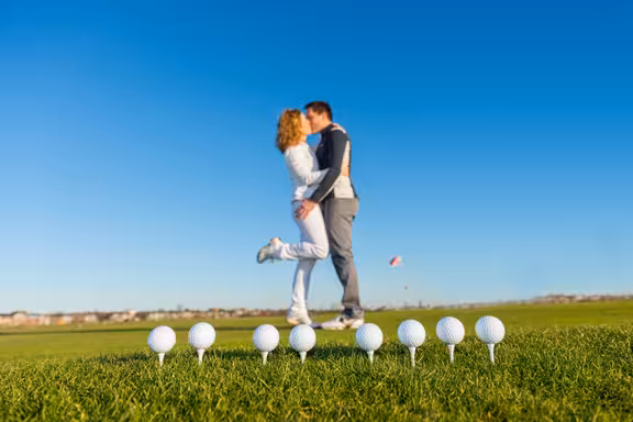 Hochzeitspaar vor Golfbällen