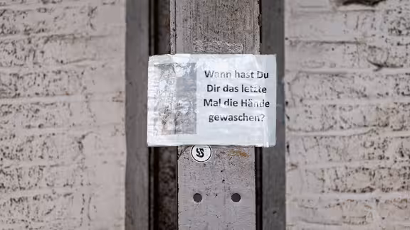 Zettel:" Wann hast Du Dir das letzte Mal die Hände gewaschen?" an einem Pfeiler