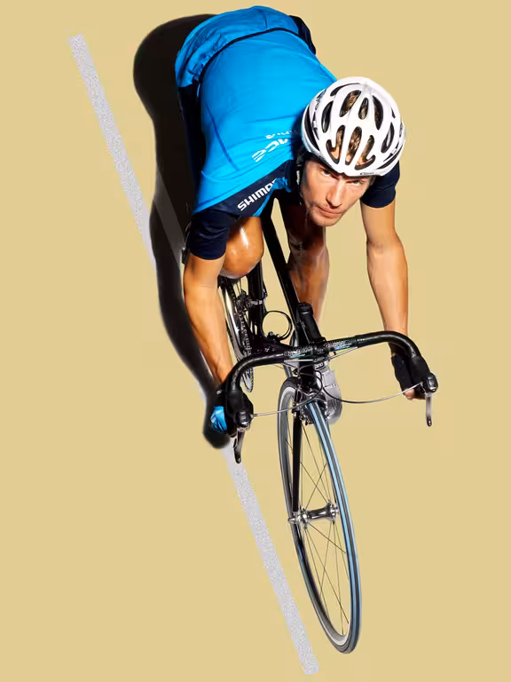 Person auf dem Rennrad mit Helm, Blick von oben