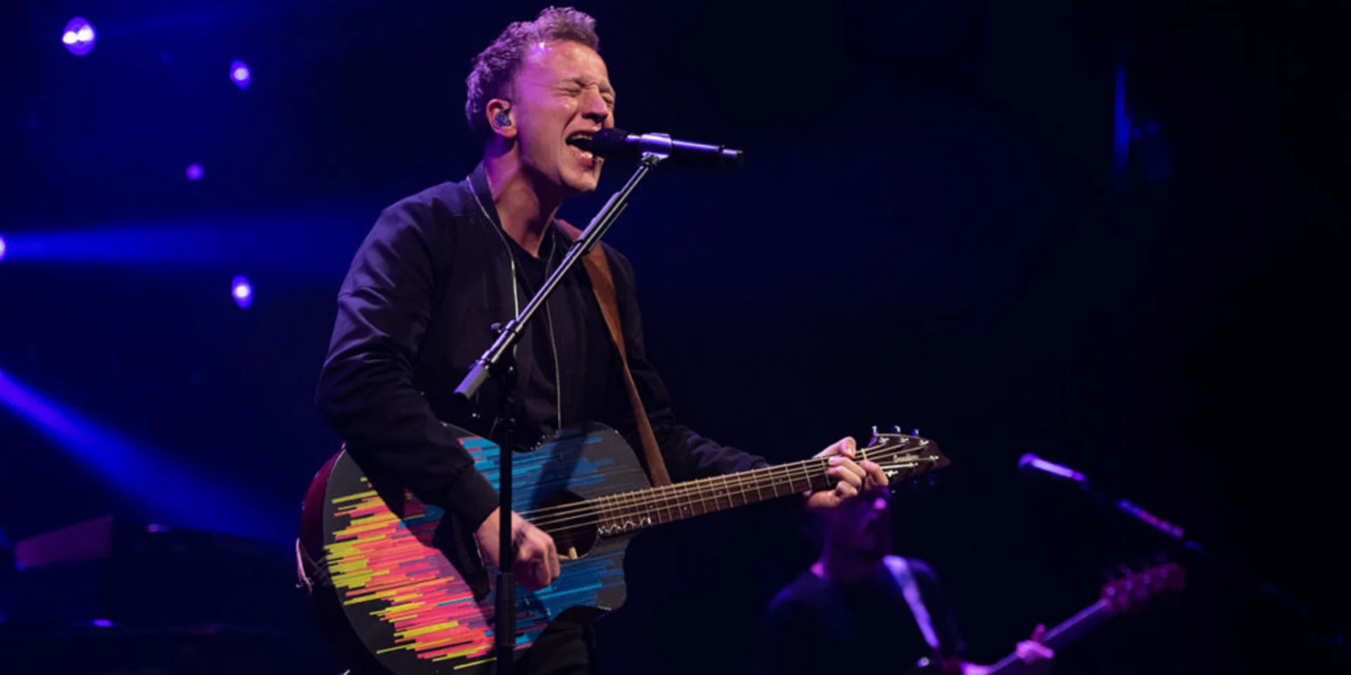 Person mit Gitarre